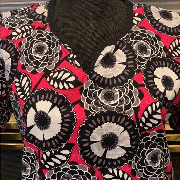 Life Is Peachy Scrub Top - Picture 2 of 9